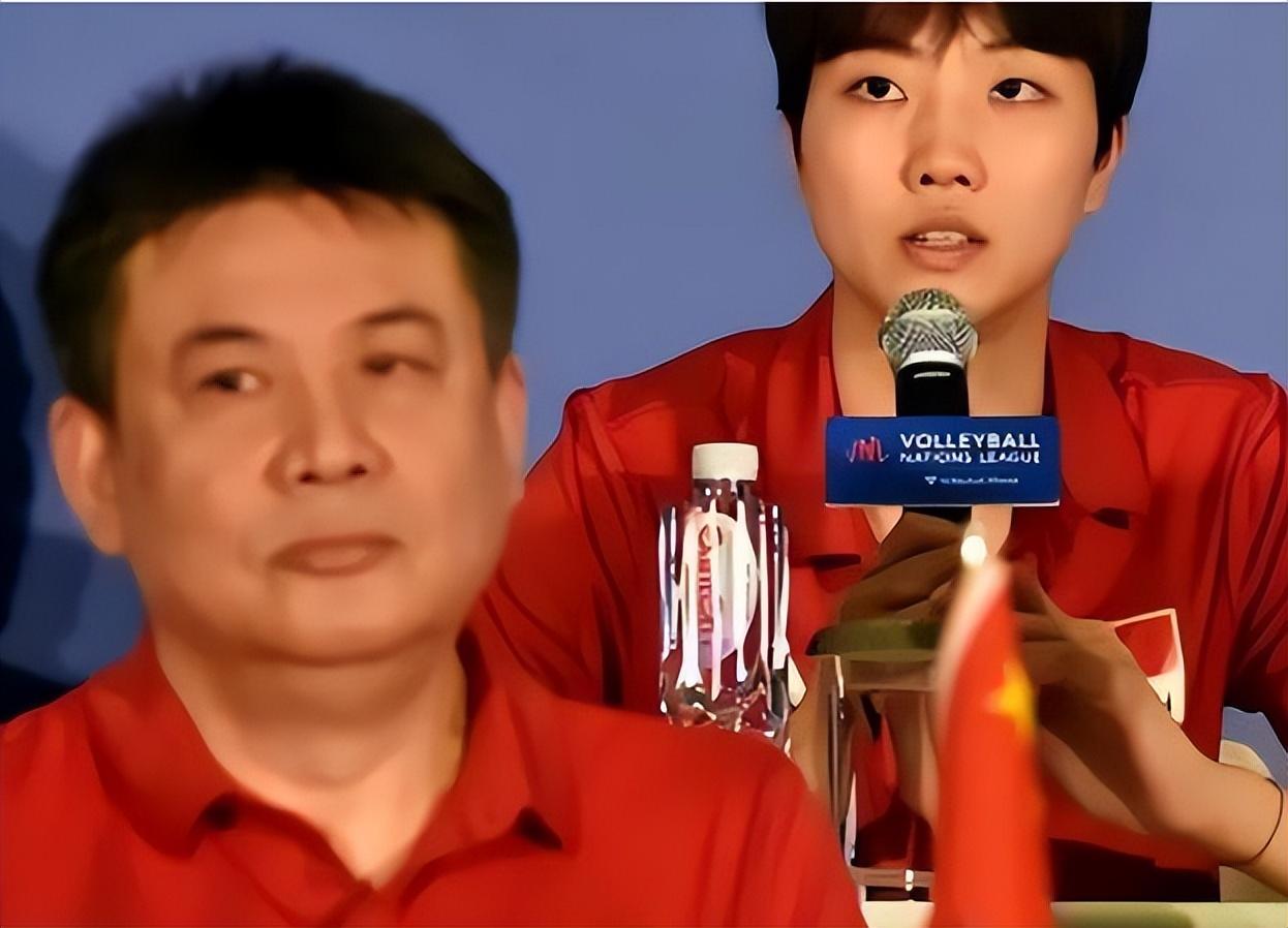 中国女排一次失误导致丢分，勇士主帅愤怒砸战术本！
