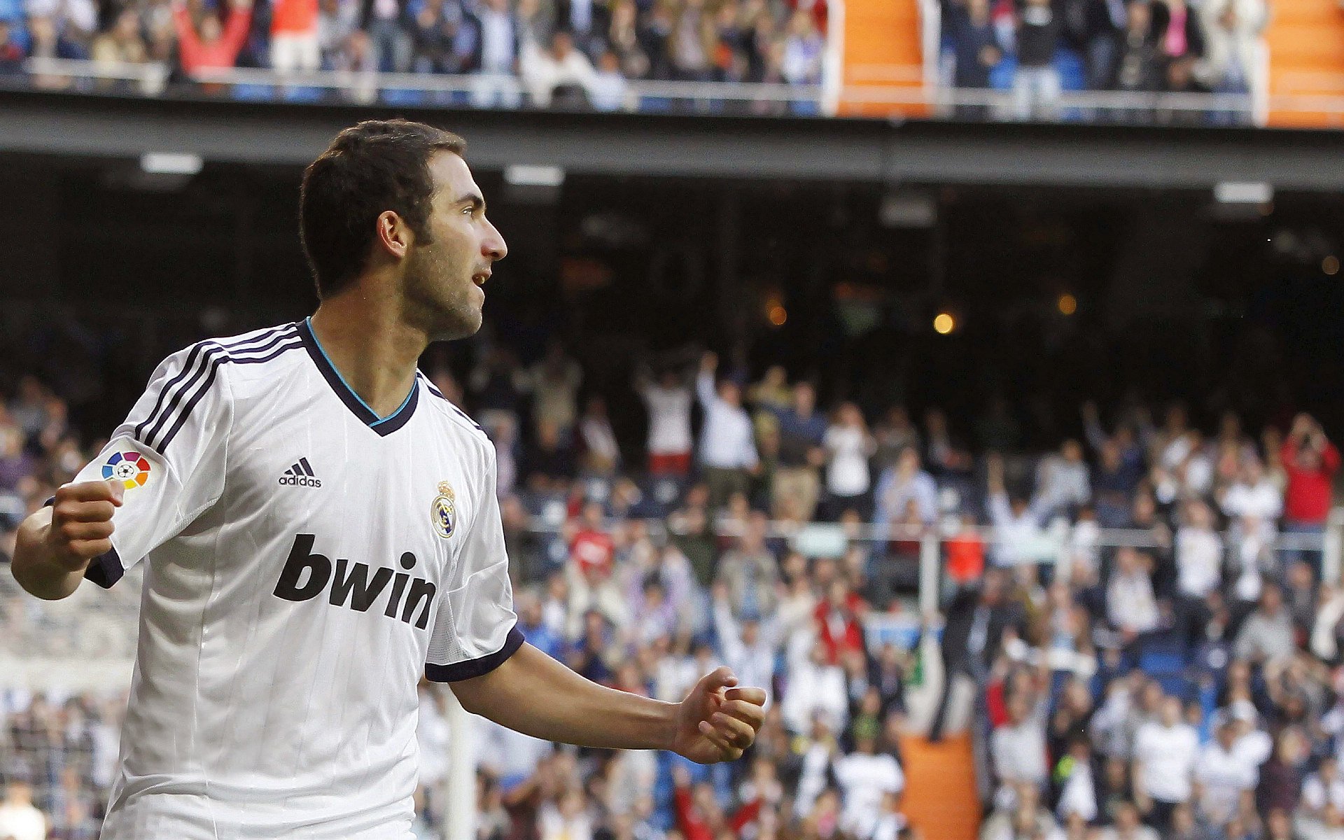 出色发挥引爆全场！，阿扎伦卡意外战胜利物浦比赛高潮迭起